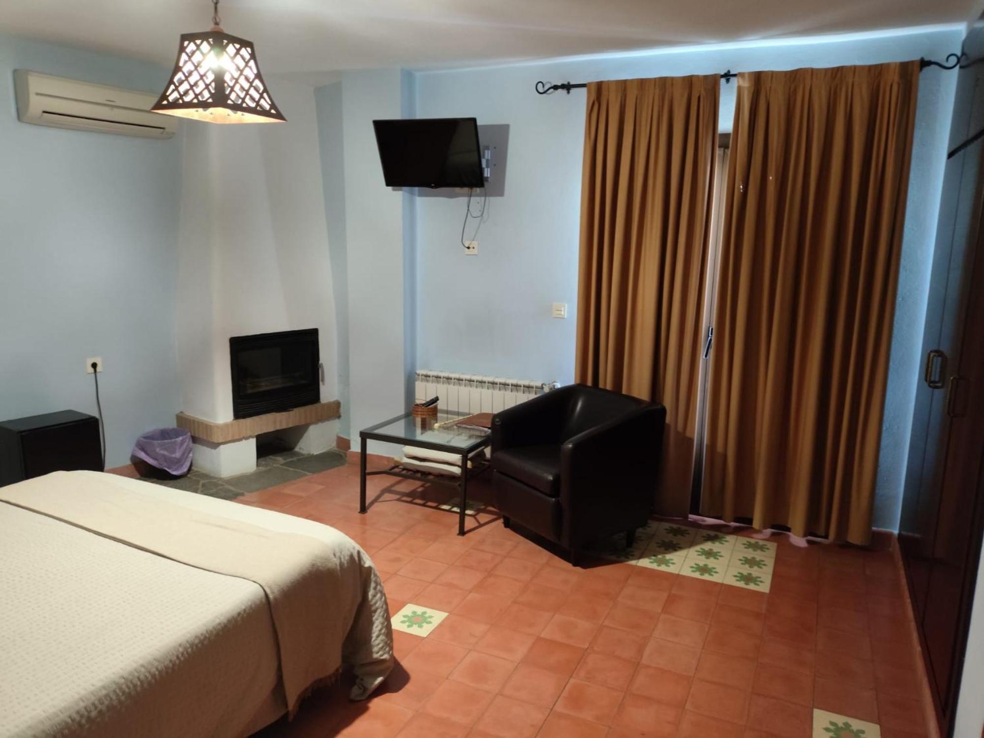 Hotel Rural La Posada De Las Cigueenas Jerez De Los Caballeros Luaran gambar